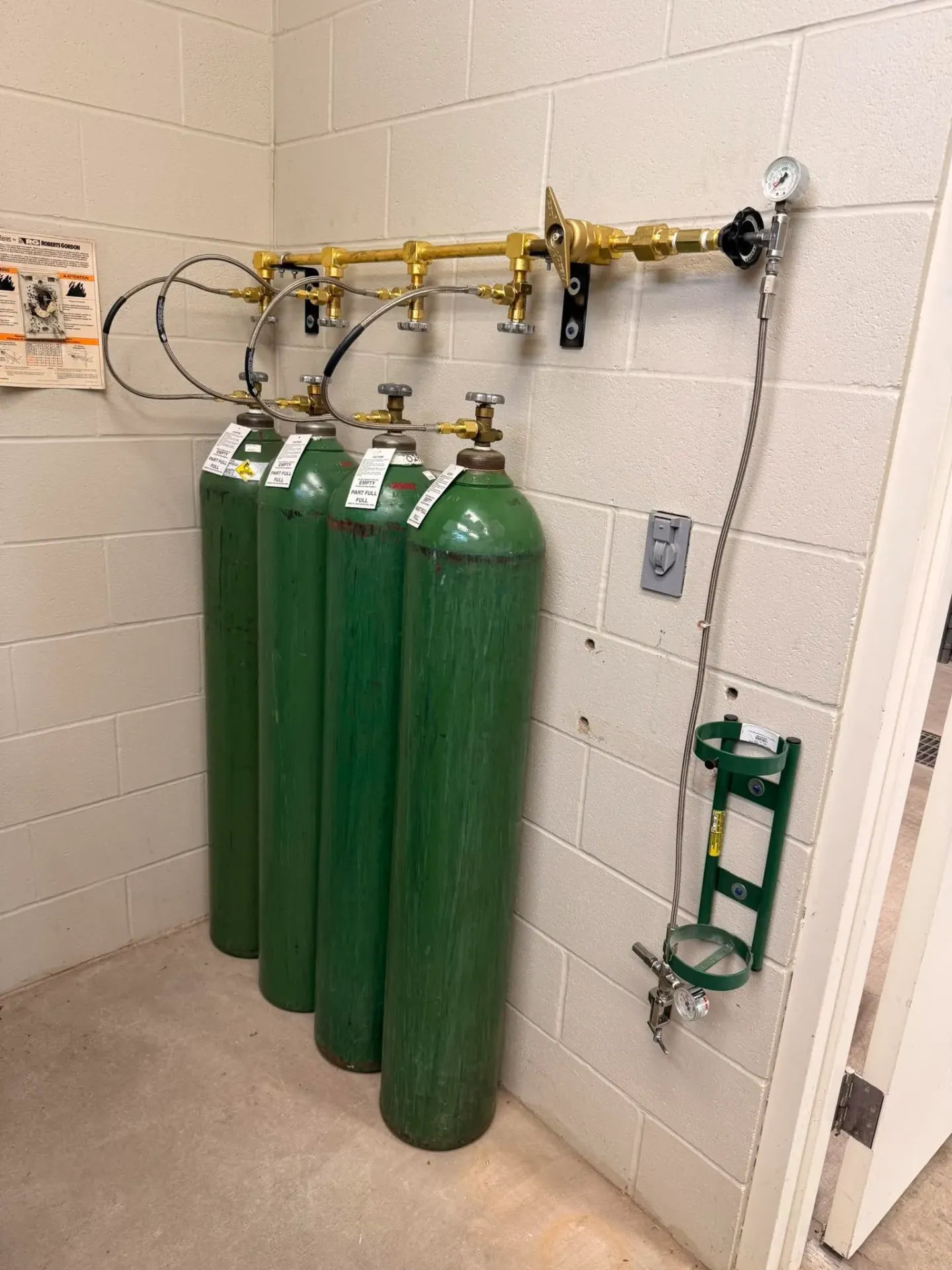 Manifold 4*2 with pigtail and cylinder bracket (oxygen)